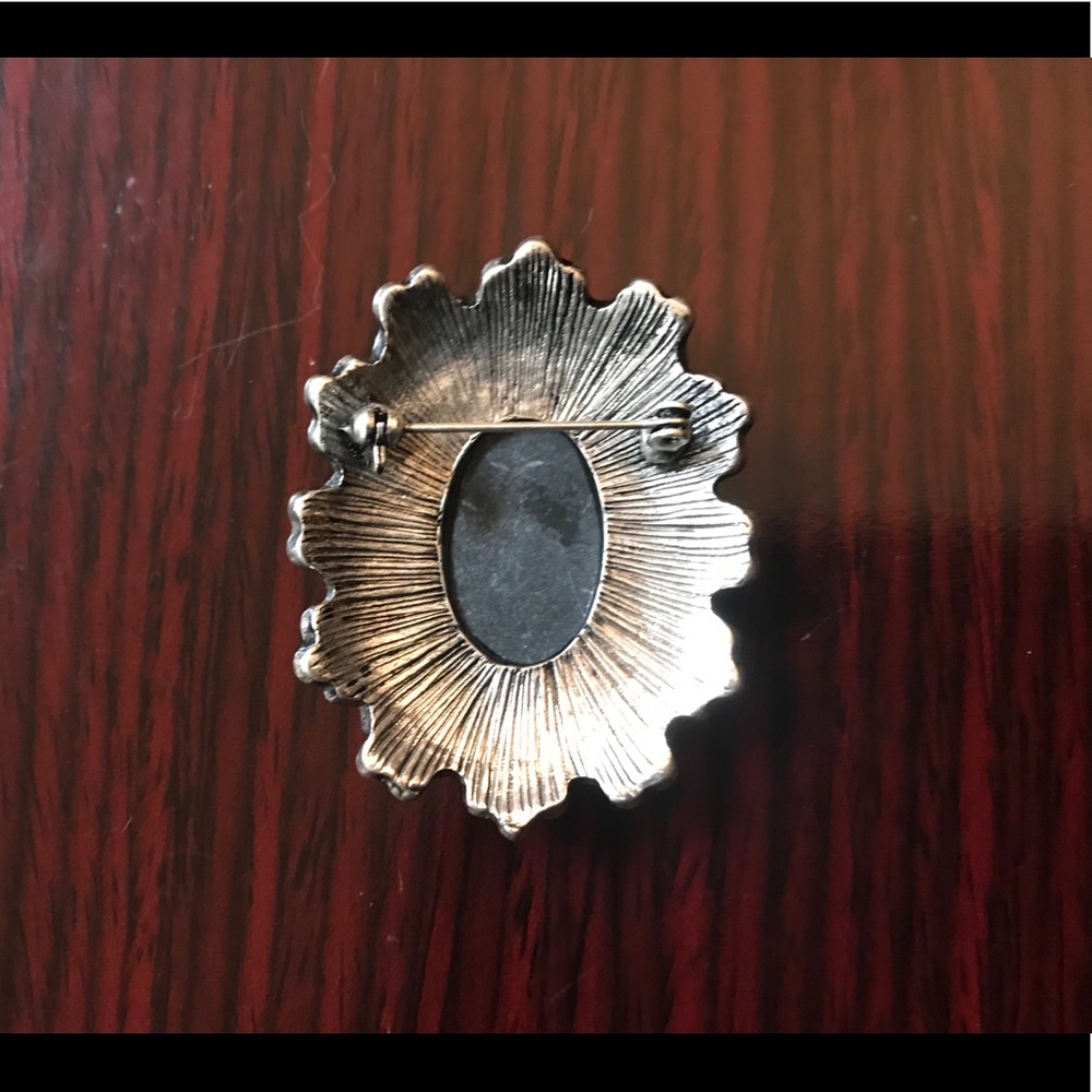 Gorgeous Crystal Cameo Brooch! - Picture 3 of 6